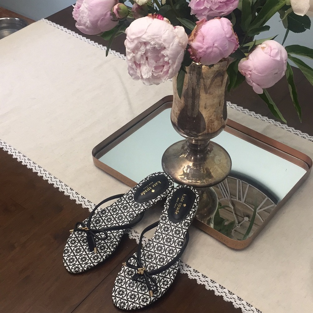 Kate spade sandal with bow, gold accents.